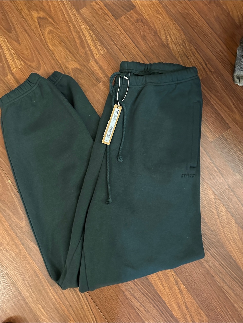 SKIMS. Unisex cotton fleece Joggers Drawstring in the color spruce.